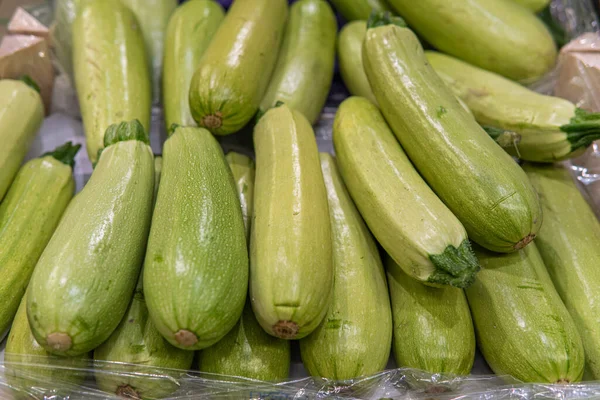 Fresh zucchini on the counter in the supermarket — Stock Photo, Image