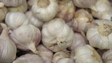 Süpermarketin tezgahında taze sarımsak var.