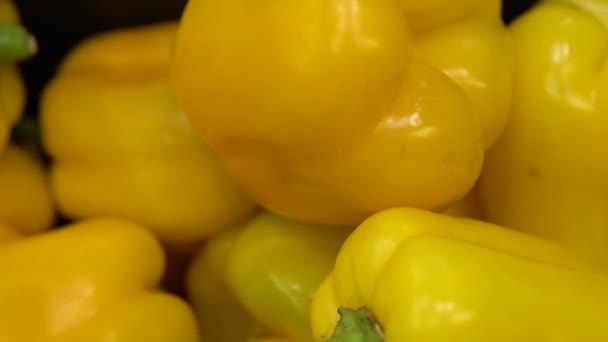 Fresh bell peppers on the counter in the supermarket — Stock Video