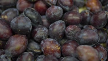 Süpermarkette tezgahın üzerinde taze erikler