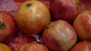 Süpermarkette tezgahın üzerinde taze nar var.