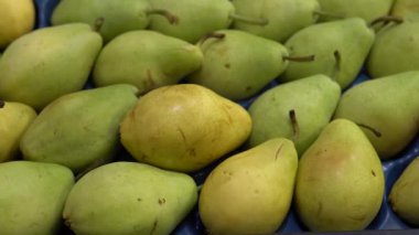 Süpermarkette tezgahta taze armutlar.