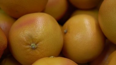 Süpermarkette tezgahın üzerinde taze greyfurt var.