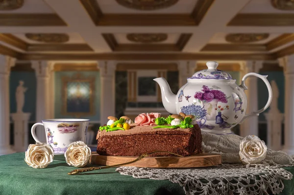 Bodegón con pastel y una taza de té — Foto de Stock