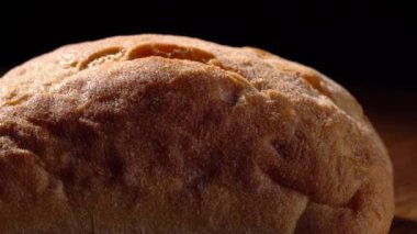 Tahta bir yüzeyde mini ciabatta. Yaklaş.