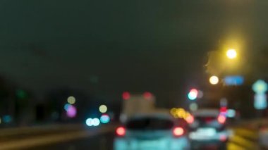 Gece şehir ışıkları bulanık.