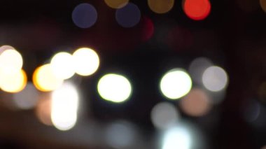 Gece şehir ışıkları bulanık.