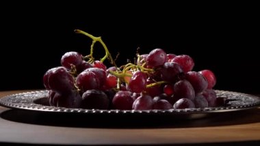Su damlacıklı kırmızı üzümler.