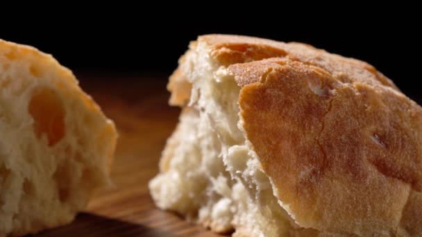 Mini ciabatta σε ξύλινη επιφάνεια από κοντά — Αρχείο Βίντεο