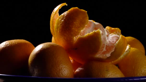Mandarinen in Nahaufnahme auf schwarzem Hintergrund — Stockvideo