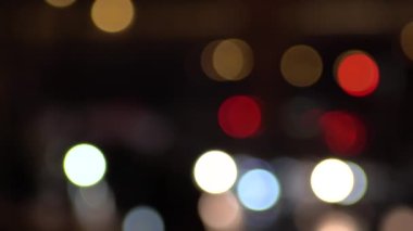Gece şehir ışıkları bulanık.
