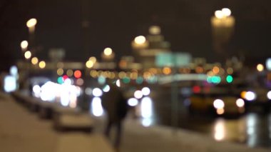 Gece şehir ışıkları bulanık.