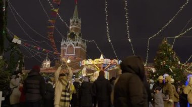 Moskova, Rusya - 18 Aralık 2021: İnsanlar akşam Kızıl Meydan 'da yürüyor