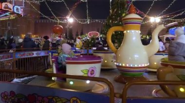 Moskova, Rusya - 18 Aralık 2021: İnsanlar akşam Kızıl Meydan 'da yürüyor