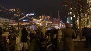 Moskova, Rusya - 18 Aralık 2021: İnsanlar akşam Kızıl Meydan 'da yürüyor