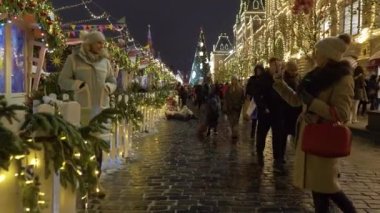 Moskova, Rusya - 18 Aralık 2021: İnsanlar akşam Kızıl Meydan 'da yürüyor