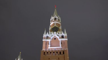 Moskova, Rusya - 18 Aralık 2021: İnsanlar akşam Kızıl Meydan 'da yürüyor