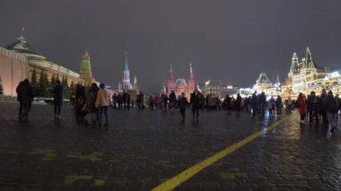 Moskova, Rusya - 18 Aralık 2021: İnsanlar akşam Kızıl Meydan 'da yürüyor