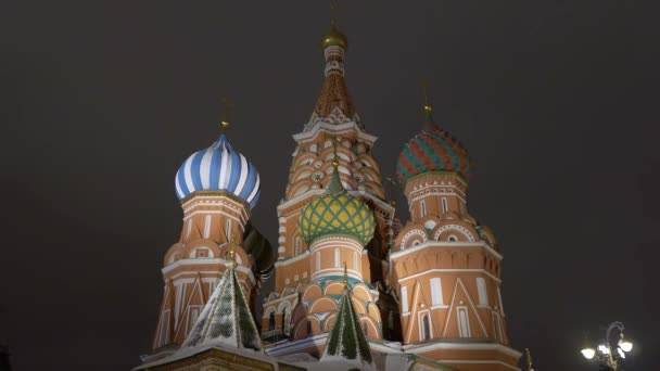 Moscow, Russia - December 18, 2021: People walk in the evening on Red Square — Video Stock