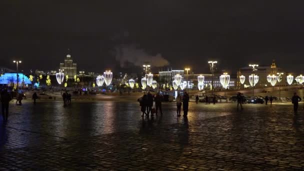 Moscou, Rússia - 18 de dezembro de 2021: As pessoas caminham à noite na Praça Vermelha — Vídeo de Stock
