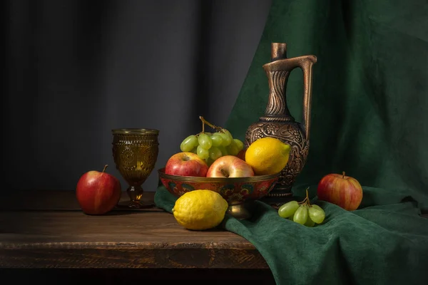 Натюрморт с кувшином вина и фруктами. — стоковое фото