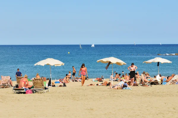 Människor på stranden — Stockfoto