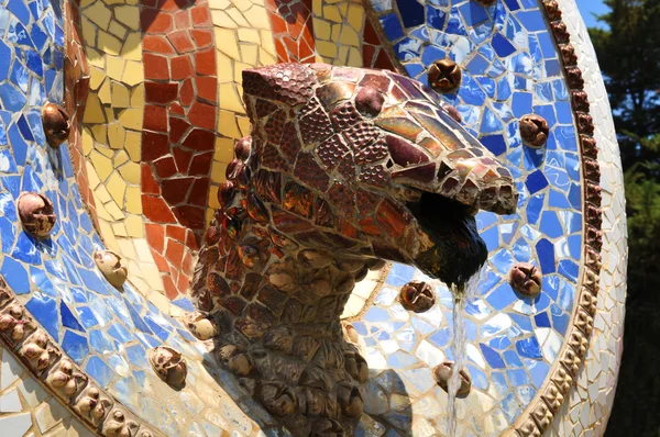 Architektonisches detail des alten brunnens in barcelona, spanien — Stockfoto