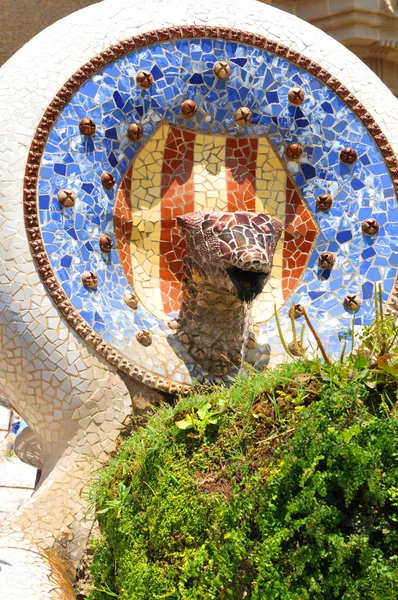 Detalu architektonicznego starej fontanny w parku Güell, barcelona - Hiszpania — Zdjęcie stockowe