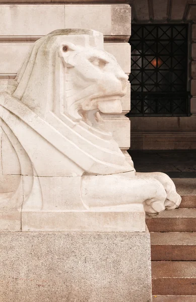 Estatua de León en Nottingham, Reino Unido — Foto de Stock