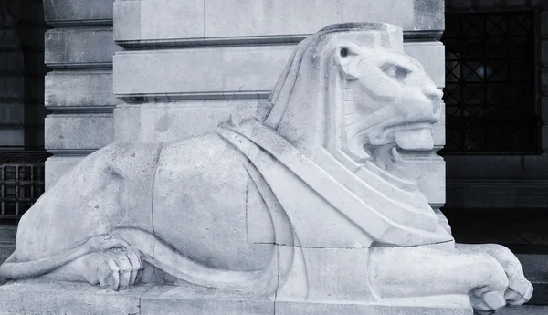 Leeuw standbeeld in nottingham, Verenigd Koninkrijk — Stockfoto