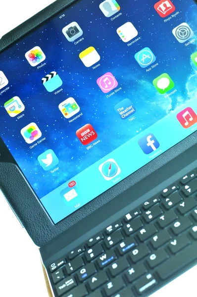 Аксессуары для iPad - беспроводная клавиатура — стоковое фото