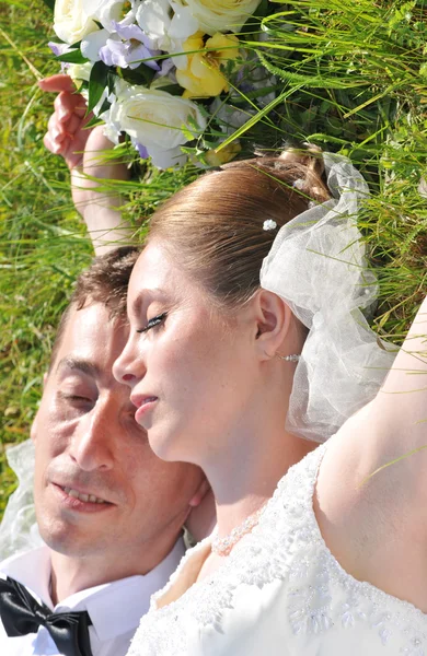 Nevěsta a ženich — Stock fotografie