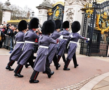 buckingham Sarayı'ndaki muhafızları