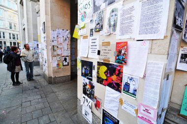 Londra'da Protestocular duvar işgal