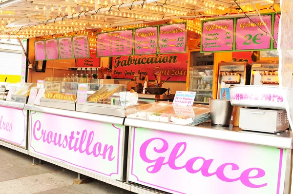 Магазин мороженого в Париже — стоковое фото