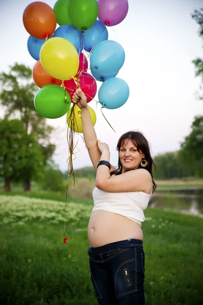 Femeie gravidă în natură — Fotografie, imagine de stoc