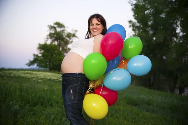 Mujer embarazada en la naturaleza — Foto de Stock