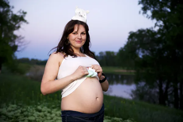 Беременная женщина в природе — стоковое фото