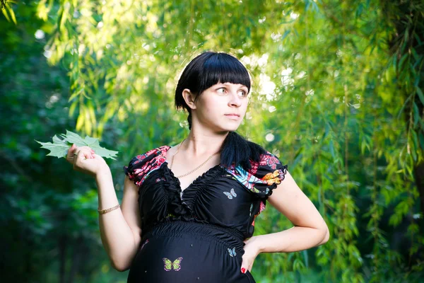 Pregnant woman in nature — Stock Photo, Image