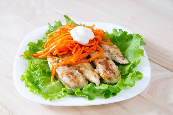 Gegrilltes Hühnchen auf Salat — Stockfoto