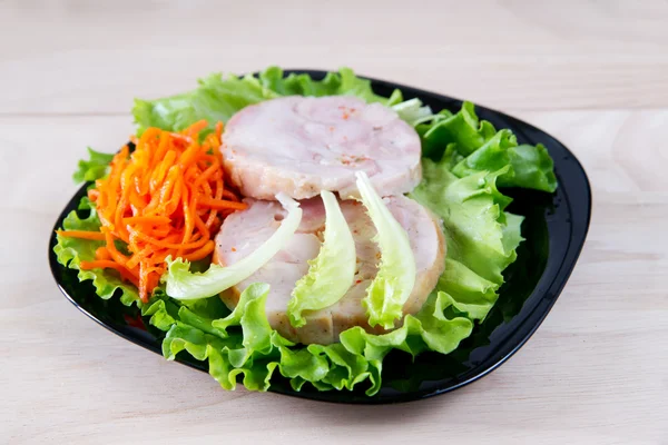 Hühnerroulade auf Salat. — Stockfoto