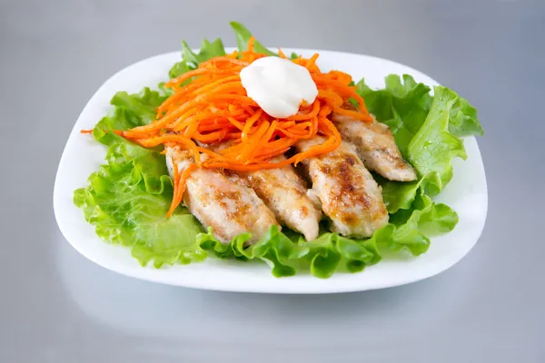 Gegrilltes Hühnchen auf Salat — Stockfoto