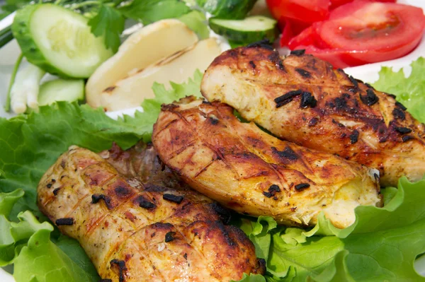 Grilled chicken on salad — Stock Photo, Image