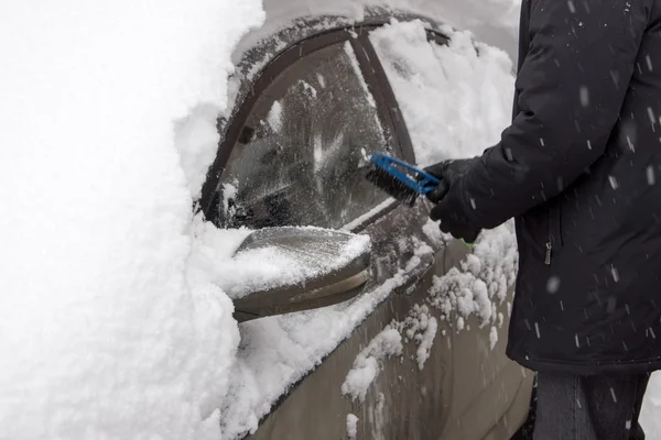 汽车之后的一次降雪 — 图库照片