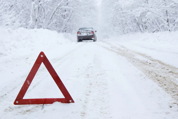 Parada de emergencia en la carretera de invierno en el campo —  Fotos de Stock