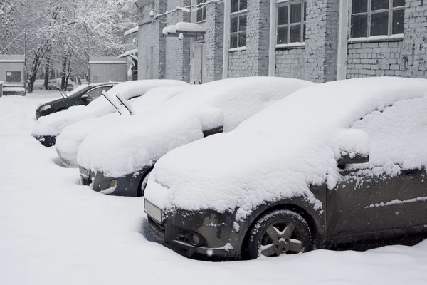 冰雪覆盖的车在停车场 — 图库照片