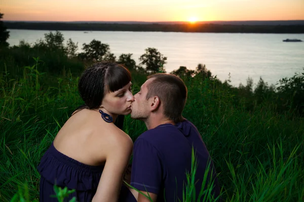 Young lovebirds in nature — Stock Photo, Image