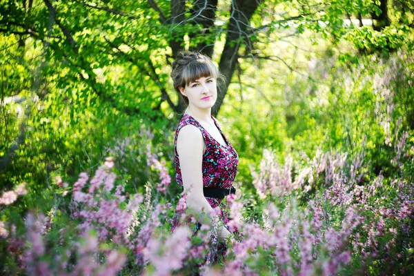 Hermosa joven con flores —  Fotos de Stock