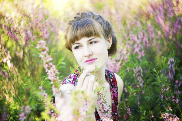 Mulher bonita com flores — Fotografia de Stock