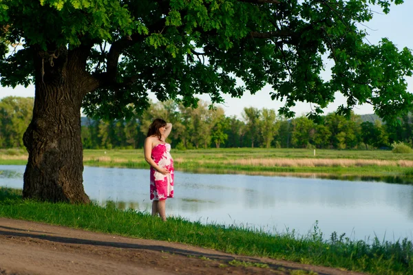 Gravid kvinna i naturen — Stockfoto